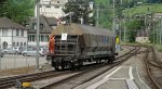 Das Abholen von Gterwagen beim SBB Cargo-Kunden Walzmhle AG Wolhusen geschieht ohne Hilfe durch Triebfahrzeuge. Weil das Anschlussgleis hher als der Bahnhof liet, kann der Wagen von der Fabrik wegrollen. Am 10.06.10 hatte der Tagnpps31 015-6 die Rolle.