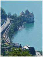 - Modellbahncharakter - In Glion hat man eine etwas andere Sicht auf das Chteau de Chillon und einen sich daran vorbei schlngelenden Gterzug.