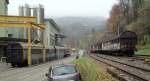 Gterverkehr im Laufental: Dank einer Papierfabrik wird in Grellingen fast tglich manveriert. Zum Einsatz kommen dabei ein Tm des Cargo-Kunden und eine Am 843 der SBB Cargo. (13.11.2012)