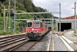 Re 10/10 SBB, bestehend aus Re 4/4 II 11281 (420 281-8) mit automatischer Kupplung und Re 6/6 11614 (620 014-1)  Meilen , mit Rungenwagen (leer) durchfährt den Bahnhof Bellinzona (CH) auf Gleis 1