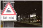 Wie es sich genau verhlt mit diesem Schild weiss ich auch nicht, nehme aber an, dass es sich auf die beengten Verhltnisse auf diesem Bahnsteig in Basel SBB bezieht.