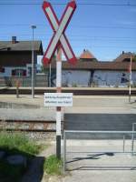 Hier eine Nahaufnahme des Andreaskreuz, dass den bergang zu Gleis 2 des Bahnhofes Hindelbank sichert.