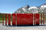 Kunstwerk in der Landschaft? Streckenprofil der Berninastrecke nahe der Station Ospizio Bernina, aufgestellt anlsslich des Bahnjubilums.