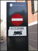 In Locarno vekehrt whrend der warmen Saison eine Touristenbahn auf Gummirdern, die hier auch Einbahnstrassen befahren darf. (21.10.2012)