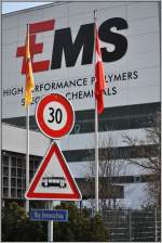 Die innovative Strasse, die von den Anschlussgeleisen der Ems Chemie gekreuzt wird. (31.01.2013)