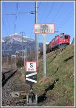 Ge 6/6 II 703  St.Moritz  nhert sich mit einem Gterzug der Station Untervaz.