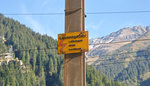 Ein Schild, welches auf die Gefahr der Oberleitungen aufmerksam macht. Zu finden sind diese typischerweise auf Bahnhöfen oder an Strecken, an welchen in unmittelbarer Nähe ein Weg verläuft. Bei Göschenen am 06.10.2016