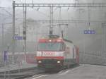 Ge 4/4 III 641  Maienfeld  kommt am morgen des 5. Mai 2007 aus dem Nebel heraus in den Bahnhof Filisur gefahren. Hinweis: Beim genaueren betrachten kann man am hinteren Pantographen ein defektes Schleifstck erkennen. Durch diesen Defekt musste die Oberleitung abgeschaltet werden und das durchgebrochene Schleifstck abmontiert werden. Dadurch stand der Albulaschnellzug aus Chur ca. 45 min. in Bahnhof von Filisur.