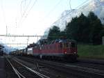 Als die Sonne am 14.07.2007 schon hinter den Bergen verschwunden war, passierte diese Re 10/10 mit einem Containerzug Amsteg-Silenen.