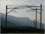 Die Schweizer Bahnen sind fast vollstndig elektrifiziert und der Kanton Graubnden exportiert seine Energie, gewonnen aus Wasserkraftwerken, ber die riesigen Strommasten ins Unterland.