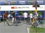 Einige Male kreuzt der Veloweg (Velo=Fahrrad) auch die Bahn und bei diesen kurzen Stops wurde mir bewusst, wieviele Leute Fahrrad fahren. Leuggelbach. (04.05.2008)