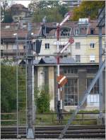 Beim ehemaligen Depot mit Rundschuppen in St.Gallen (dient heute Theaterzwecken) begegnen sich alte und neue Signaltechnik.