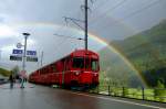 Unter einem doppelten Regenbogen verlässt ein Pendelzug mit BDt 1723 an der Spitze den Umsteigebahnhof Sagliains in Richtung Oberengadin.