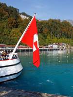 Eine De 110 der Zentralbahn mit einem IR (Interlaken - Luzern) am 30.9.2011 im Bahnhof Brienz.