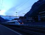 Am Abend des 22.7.2015 eilt RABDe 500 XXX als ICN 689 von Basel SBB in Richtung Chiasso. Zu sehen im Bahnhof Erstfeld.