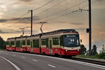der Forchbahn Triebzug Be 4/6 69  Zumikon  fährt bei einem aufziehenden Abendgewitter in Scheuren als S 18 nach Esslingen vorüber.Bild vom 23.7.2016