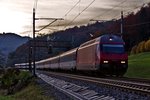 Am Abend des 24.10.2016 fährt die Re 460 002-9 mit einem IR aus Basel SBB nach Zürich HB in Villnachern vorüber.
