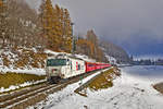 Die Ge 4/4 III 643 fährt in Bergün in der Hochnebelgrenze auf 1370 m.ü.M.mit einem Re aus St.Moritz nach Chur vorüber.Bild vom 14.11.2016