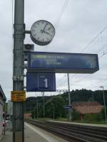 Der Zugzielanzeiger des Gleises 1 im Bahnhof Wyningen. Aufgenommen am 24.7.
