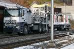 Ein Zweiwege-Lkw mit einem Zweiwege-Anhänger am 08.02.2020 im Bahnhof von Urnäsch.