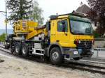 Furrer & Frey Fahrleitungsbau mit einem Mercedes Actros auf den Geleisen der asm Seeland in Ins am 28.04.2012