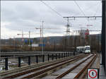 Schön ist anders -    Kurz vor der Hoch-Station Glatt überquert ein Cobra-Tram der Glattalbahn auf einer Viaduktstrecke die dortige Autobahn.