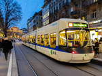 Straßenbahn Zürich Linie 10 zum Flughafen in der Bahnhofstraße, 04.12.2019.