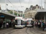 Zwei Wagen der Glattalbahn halten in der Haltestelle Bahnhofplatz/HB.