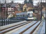 Hier befindet sich eine Cobra im Aufstieg vom Bahnhof Wallisellen zur Haltestelle Glatt. (13.12.2010)