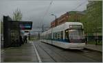 Moderne Bahn in modernem Umfeld: Die Glattalbahn beim Halt Lindenberghplatz.