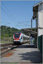 Der SBB LEX  RABe 522 224 auf dem Weg als SL6 nach Bellegarde (Ain) erreicht den 5,2 km von La Plaine entfernten SNCF Bahnhof Pougny-Chancy.