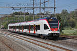 RABe 523 068, auf der S1, fährt zum Bahnhof Möhlin.