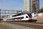 RABe 523 005, auf der S1, fährt Richtung Bahnhof Muttenz.