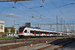 Doppeltraktion, mit dem RABe 523 004 an der Spitze, auf der S1, verlässt den Bahnhof Pratteln.