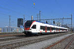 RABe 523 042, auf der S3, verlässt den Bahnhof Pratteln.