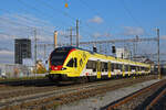 RABe 521 017 mit der Werbung für die Fachhochschule Muttenz, auf der S3, verlässt am 07.12.2022 den Bahnhof Pratteln.