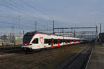 RABe 521 015, auf der S1, fährt am 17.01.2026 beim Bahnhof Muttenz ein.