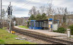 Am 14. Dezember 2019 war der letzte Betriebstag der Sensetalbahn mit dem alten Bahnhof Laupen. Vom 15. Dezember 2019 bis am 12. Dezember 2020 wird die Strecke Flamatt - Laupen totalsaniert und der Bahnhof Laupen um ca. 250 m auf die andere Strassenseite Richtung Neuenegg verschoben.<br>
Im Zuge dieses Umbaus erhält die Haltestelle Flamatt Dorf eine Perronverlängerung und -Erhöhung. Man beachte die 50-m-Haltetafel, die wohl noch aus Zeiten verblieben ist, als die Sensetalbahn hier noch selbst für den Verkehr zuständig war. Seit 2001 sind hier wohl keine so kurzen Züge mehr gefahren.