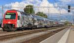 SBB Werbezug Re 450 016-1  Altstetten  mit der Werbung ZKB am 27. September 2017 als S25 von Zürich HB nach Ziegelbrücke, bei der Abfahrt auf Gleis 4 im Bahnhof Pfäffikon SZ.