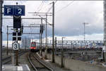 Rote Front -    Während der große Rest des Zuges fast ein wenig im Umfeld untergeht, hebt sich das Signalrot der Front deutlich hervor.