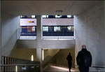 Abgang mit Zugblick -    Westlicher Treppenabgang vom Mittelbahnsteig des viergleisigen S-Bahnhof Zürich-Hardbrücke mit einfahrendem S-Bahnzug auf dem nördlichen Bahnsteig.