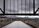 Durchblick zum Viadukt -    Blick vom Abgang zum Mittelbahnsteig des Bahnhofes Zürich-Hardbrücke zum Aussersihler Viadukt.