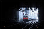 In der Tunnelrampe -    Ausfahrt eines S-Bahnzuges aus der Tunnelstation löwenstraße unter dem Züricher Hauptbahnhof.