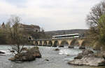 Ein GTW als S33 auf der Rheinfallbrücke zwischen Schloss Laufen und Neuhausen am 03.04.2016.