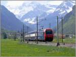 Am Tag der Glarner Landsgemeinde verirrt sich auch schon mal eine Zrcher S-Bahn in den Ziegerschlitz, hier auf der Fahrt Richtung Linthal.