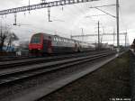 Eine S12 mit dem fhrenden Bt 50 85 26-33 960-3 (mit schiebender Re 450 110-2 ''Hittnau) erreicht am 28.3.2010 Oberwinterthur.