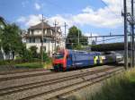 Die Re 450 038-5 ''Wollishofen'' zog am 13.7.05 einen Dienstzug unter der Stadtrain-Brcke hindurch.