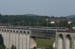 Ein RBe 540-Sandwich berquert am 21.8.12 den Rheinviadukt in Eglisau.