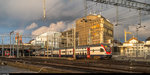 Als ich am Sonntag, 9. Oktober 2016 abends in Winterthur eintraf, beschien die Sonne kurz vor dem Untergehen unter den tiefhängenden Wolken hindurch für wenige Minuten die südliche Bahnhofsausfahrt. Um 18:22 verlässt RABe 511 046 als S12 nach Brugg gerade den Bahnhof.