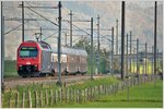 S25 in der March bei Reichenburg. Wagen die noch nicht mit dem neuen Anstrich versehen sind, wechseln beim Befahren der Waschstrasse, vermutlich ausgelöst durch andere Chemikalien, ihre Farbe weiss in dunkelgrau. Hoppala.... (27.10.2016)